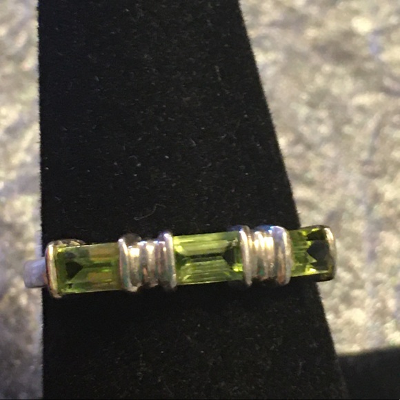 Unk Jewelry - Emerald-cut Peridot & Silver Ring, sz 9